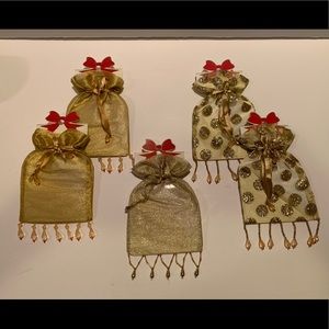 SET OF 5 SMALL GOLD HOLIDAY GIFT BAGS.